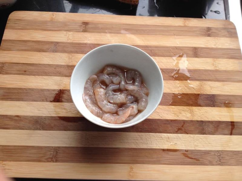 山药虾仁汤的做法操作步骤第3步：虾仁用料酒、盐腌一下，山药去皮浸泡水中