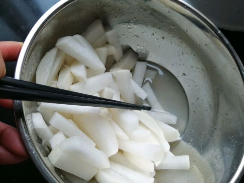 陈皮柠汁醋萝卜的做法操作步骤第3步：把杀出的水倒掉，加三勺糖再腌一遍。