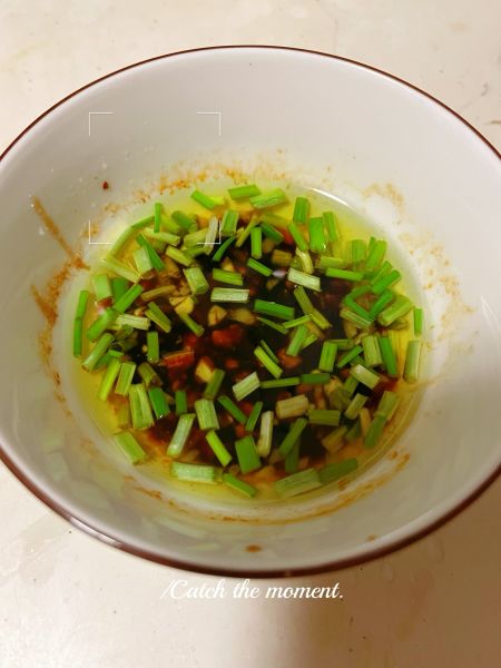 娃娃菜粉丝虾煲的做法操作步骤第1步：热油浇在蒜末上，然后加入生抽，蚝油和葱花拌匀