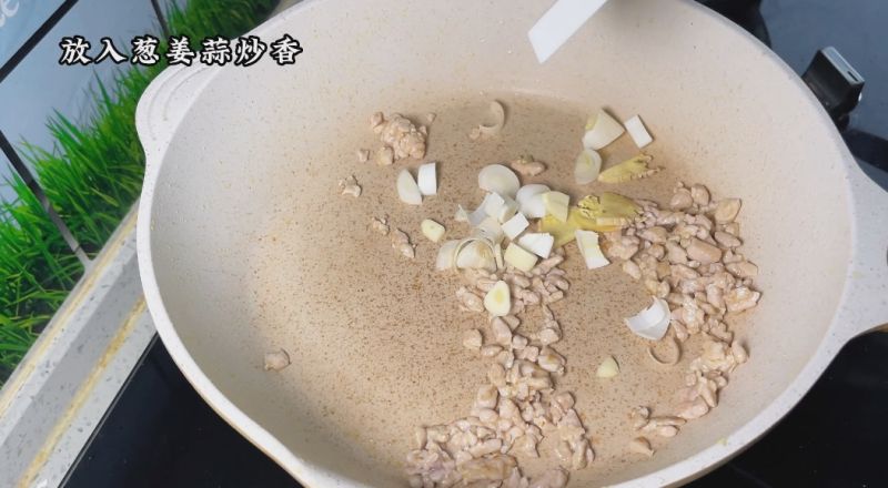 青菜炒豆腐的做法操作步骤第3步：放入葱姜蒜炒香