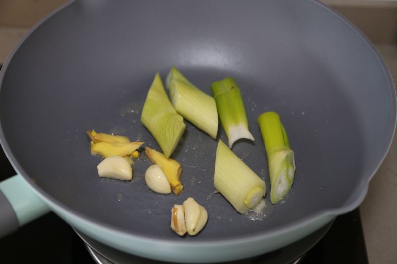 鸡汁汤底小火锅的做法操作步骤第4步：锅里倒少许油，炒香葱姜蒜