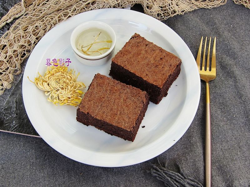 黑米粉方块蛋糕的做法操作步骤第11步：分享一份甜蜜的快乐！
