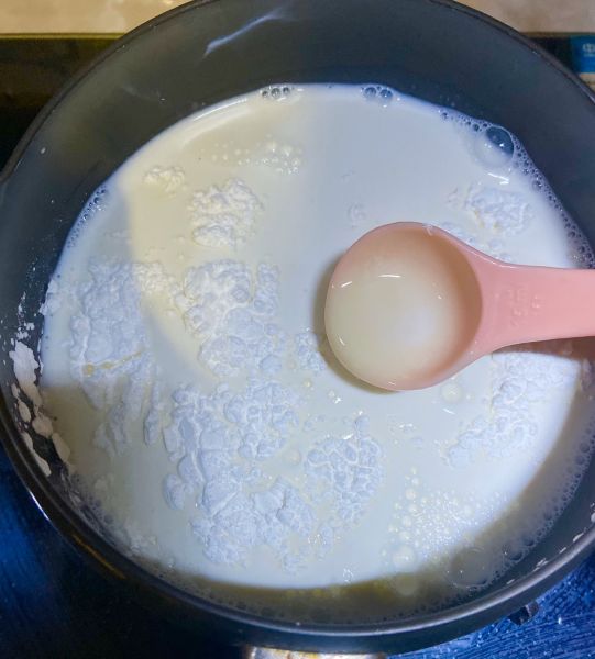 炸鲜奶的做法操作步骤第2步：将500g牛奶，30g白砂糖，50g玉米淀粉，20g炼乳倒入一个小奶锅中