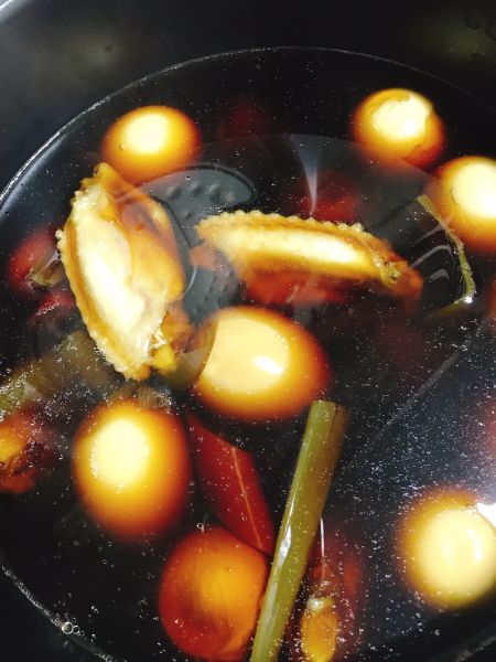 卤鸡翅的做法操作步骤第6步：全部放进电饭锅按下煲汤或者煮粥的按钮，就可以去睡觉了，第二天起来就可以吃了。不能用煮饭，汤汁会扑出来。