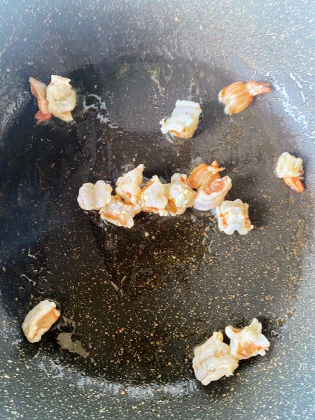 蟹黄豆腐的做法操作步骤第2步：热锅凉油，放入虾仁、胡萝卜丁、香菇丁翻炒后盛出备用；
