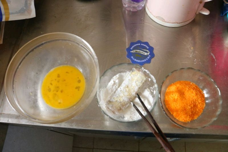 煎炸带鱼的做法操作步骤第4步：鸡蛋打散，依次裹蛋液，淀粉，
