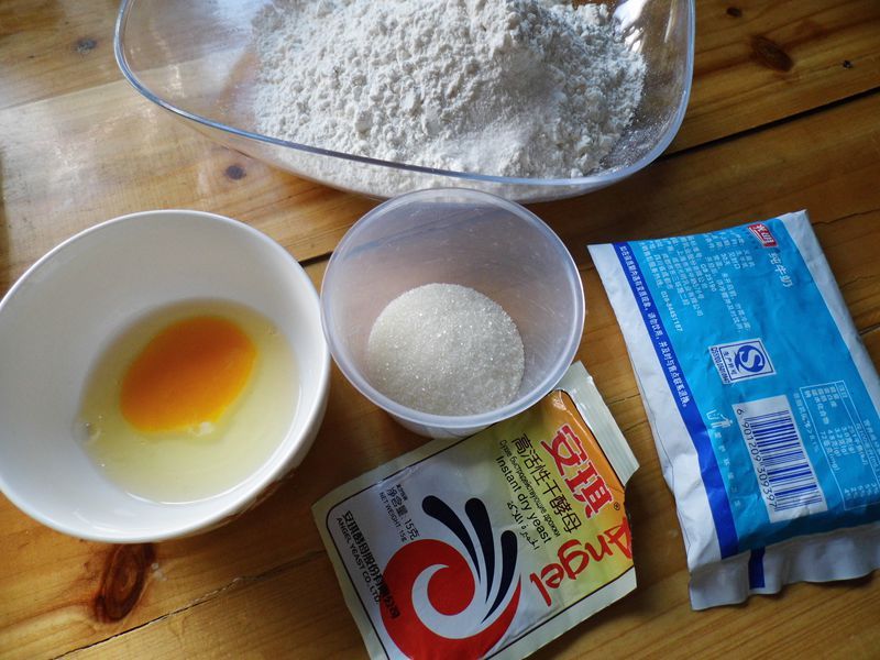 椰蓉面包的做法操作步骤第1步：材料：高筋面粉250克，黄油35克，食盐2克，酵母4克，牛奶110毫升，白糖40克，鸡蛋1个