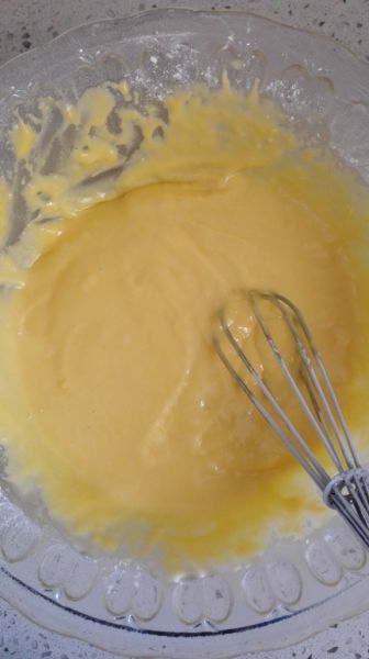 水果奶油裱花蛋糕的做法操作步骤第5步：筛入低粉和玉米淀粉，用打蛋抽Z字形搅拌至无面粉颗粒，静置待用