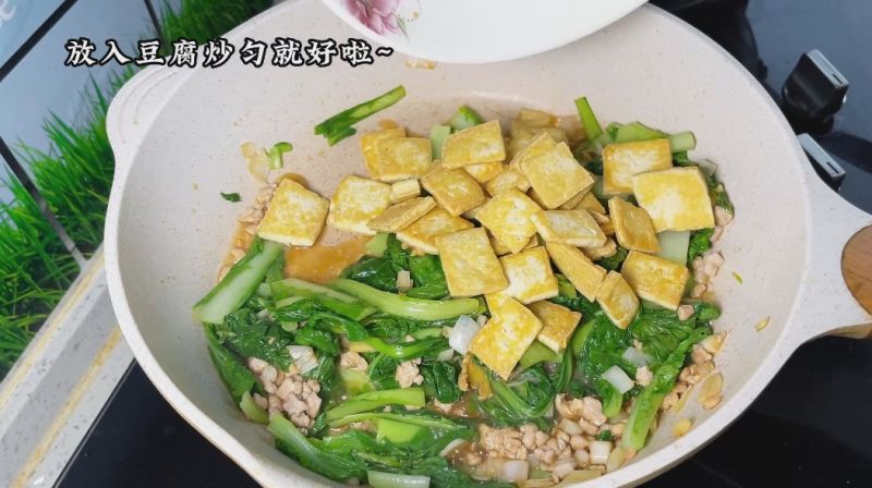 青菜炒豆腐的做法操作步骤第6步：放入豆腐炒匀就好啦~
