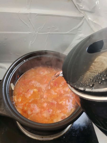番茄滑肉的做法操作步骤第8步：番茄汁水炒出来以后，再放入适量的开水！