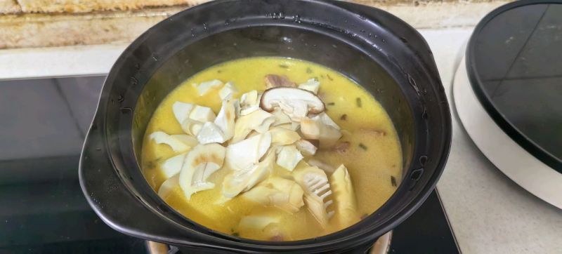 腊鸭莴笋煲的做法操作步骤第10步：先加竹笋，香菇。莴笋等会，不然太酥烂了，不好吃。