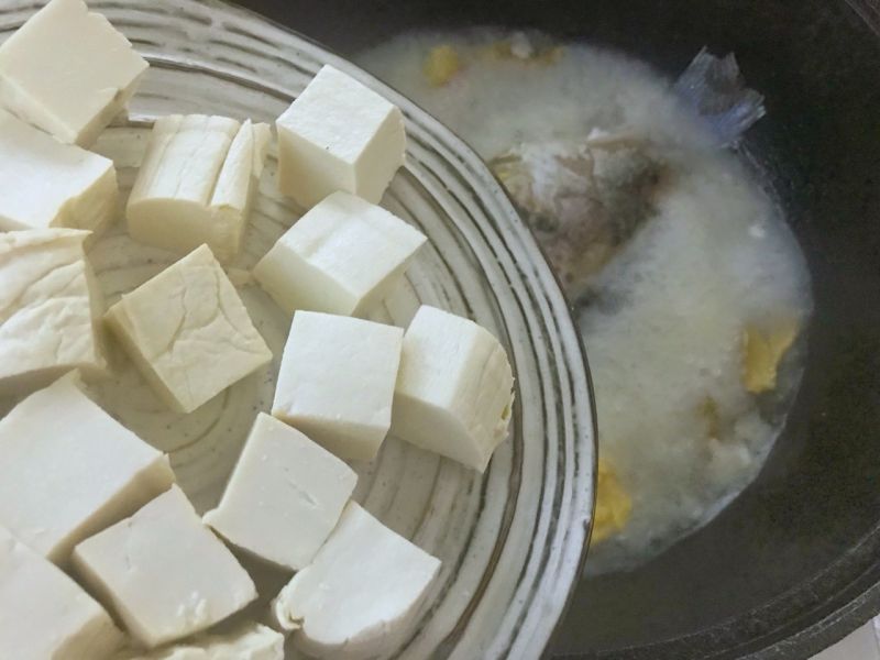 鲫鱼豆腐汤的做法操作步骤第6步：放入切小块的嫩豆腐。