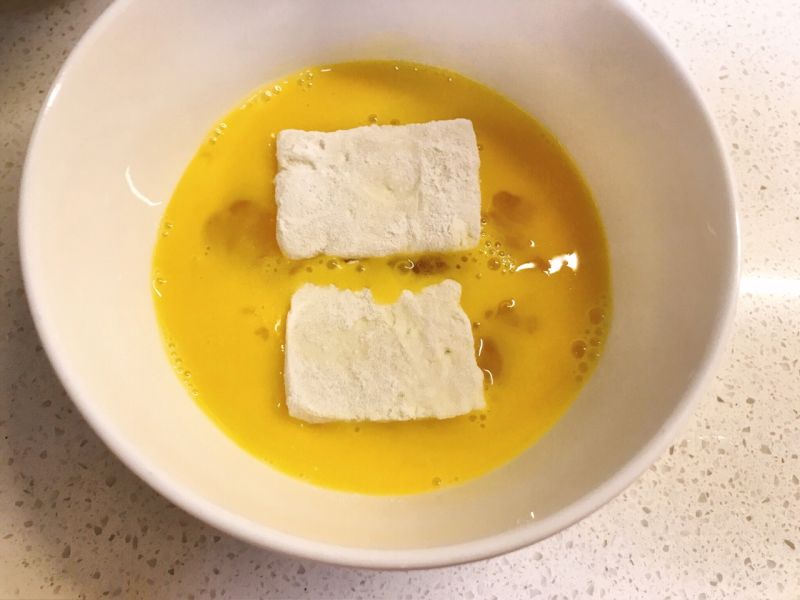 蘸汁豆腐的做法操作步骤第3步：再沾上蛋液；
