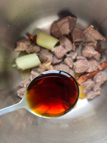 红烧羊肉炖胡萝卜土豆的做法操作步骤第4步：加入两勺生抽调味
