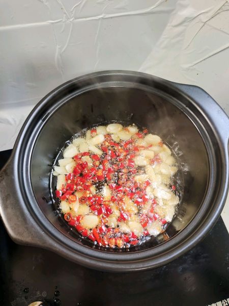 番茄滑肉的做法操作步骤第6步：起锅烧油放入蒜片，小米辣爆香！
