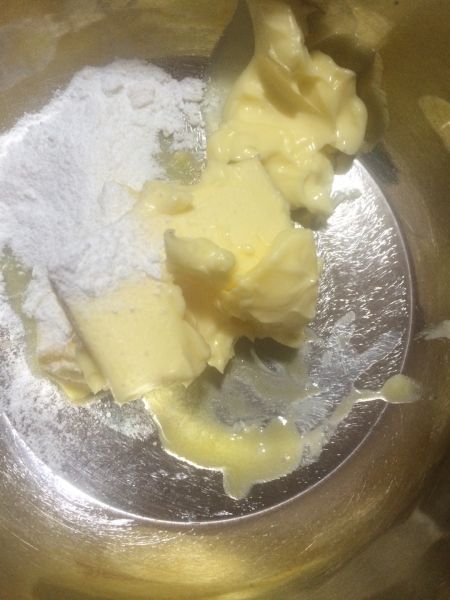 抹茶蔓越曲奇饼干的做法操作步骤第4步：软化好的黄油放入打蛋盆，加入糖粉。