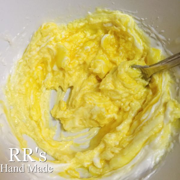 中式榛子酥的做法操作步骤第4步：加入蛋黄搅匀。留下一点蛋黄，做装饰。