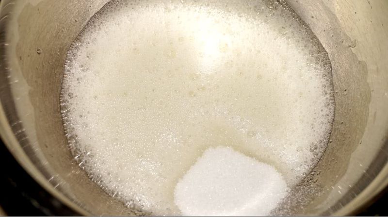 奶油戚风蛋糕卷的做法操作步骤第6步：蛋白用电动打蛋器中高速度打出粗泡后加入15克白糖，打出细腻发泡后加入15克白糖，打出明显纹路时，加入剩下的白糖，继续中高速打发