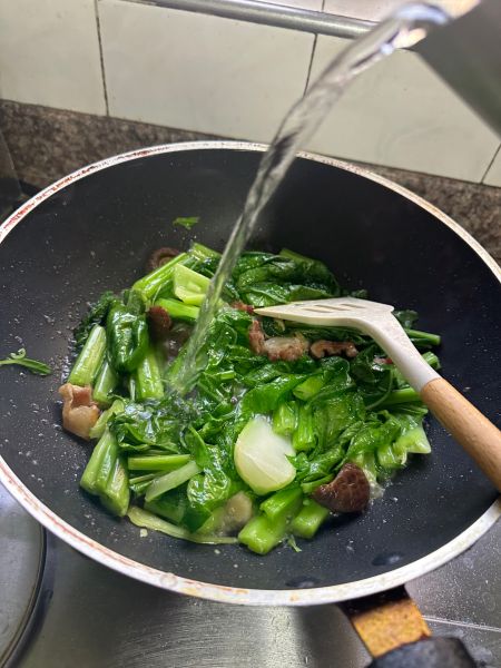 潮汕春菜煲的做法操作步骤第7步：加适量开水。