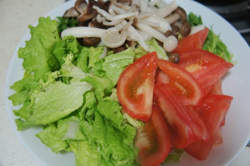 杂菌小白菜的做法操作步骤第2步：菌菇洗净过水焯一下，白菜洗净切片，番茄洗净切块