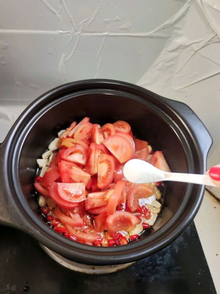 番茄滑肉的做法操作步骤第7步：放入多一点的番茄，来一勺盐，会更容易翻炒出沙！