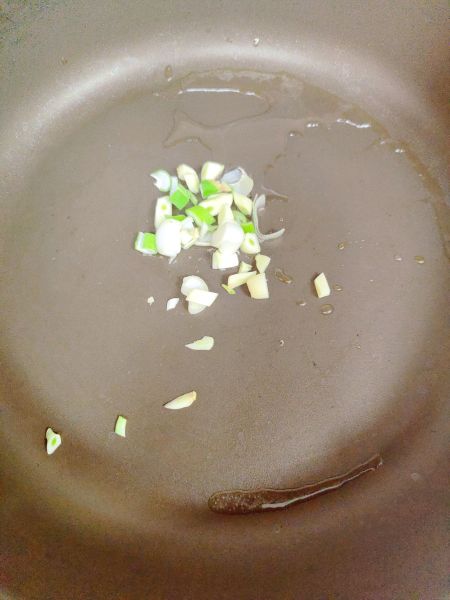 清炒娃娃菜的做法操作步骤第1步：锅内放入底油，加入葱花和蒜片炒香