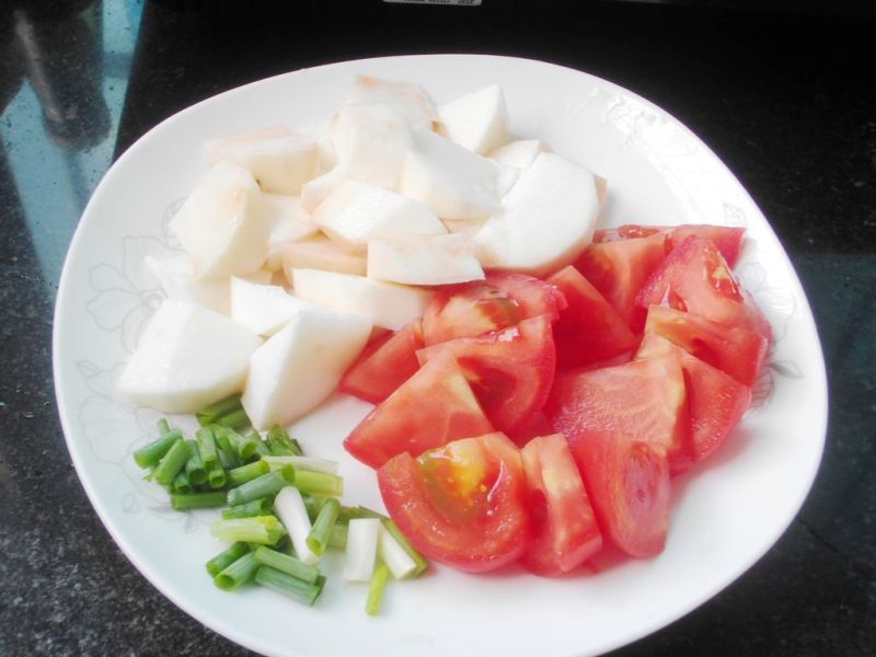 山药鲜蔬汤的做法操作步骤第4步：山药去皮切块； 番茄在开水汆烫去皮切块，葱切段；