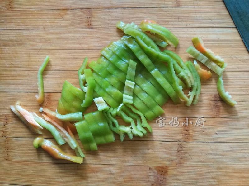 尖椒干豆腐丝的做法操作步骤第4步：尖椒洗净去蒂去籽，切丝