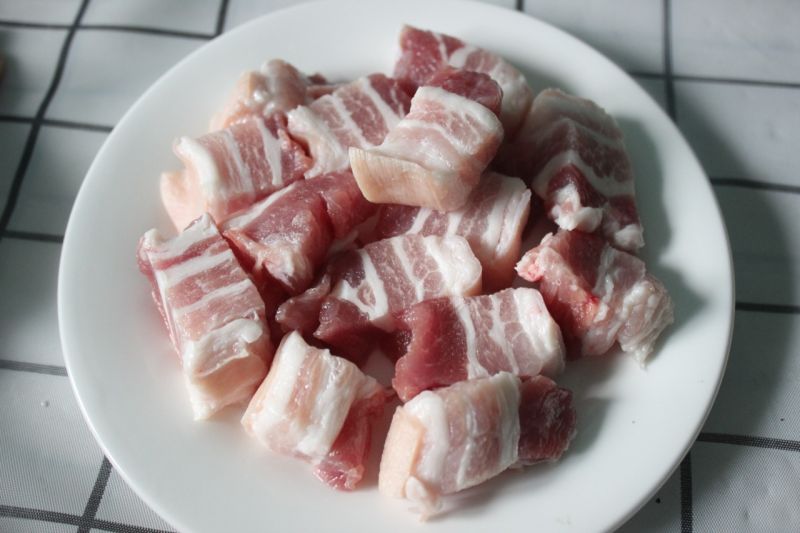 红烧肉的做法操作步骤第3步：3.五花肉洗净切成小块。