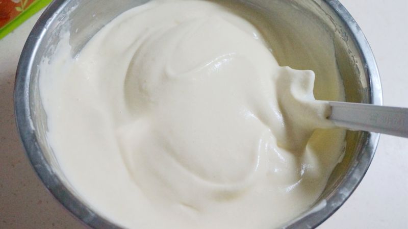 奶油戚风蛋糕卷的做法操作步骤第9步：将拌好的糊糊倒回到蛋白盆中，继续翻拌均匀，成为光滑细腻的蛋糊