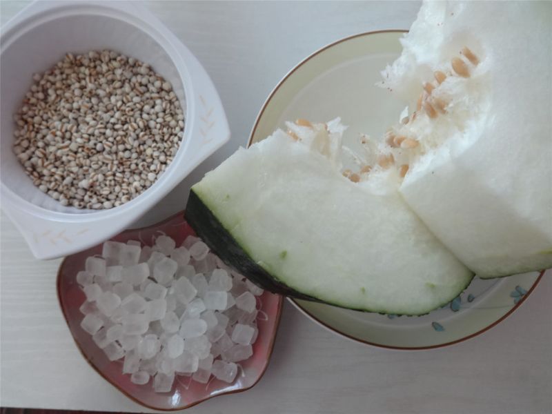 冬瓜薏米茶的做法操作步骤第1步：准备好所用到的食材。