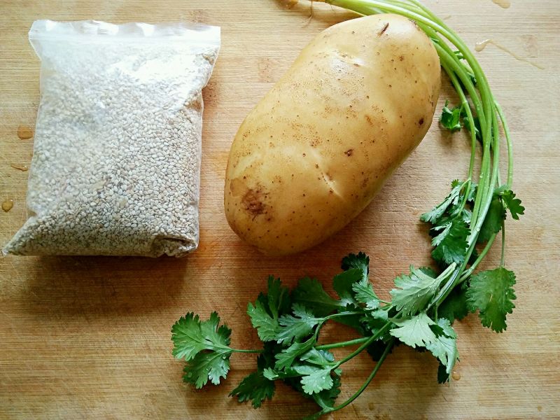 狼牙土豆的做法操作步骤第1步：准备食材。