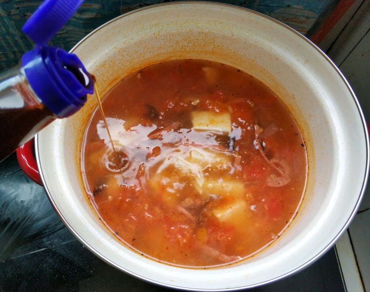 懒人开胃酸辣汤，西红柿的另类打开方式的做法操作步骤第13步：最后来一勺生抽调个色，再加入一汤勺的醋！