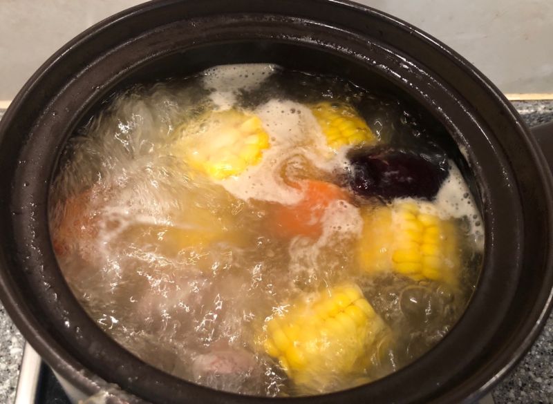 山药排骨汤的做法操作步骤第6步：待排骨煮烂后，加入玉米、山药、胡萝卜，继续煮20分钟，加入盐调味即可。