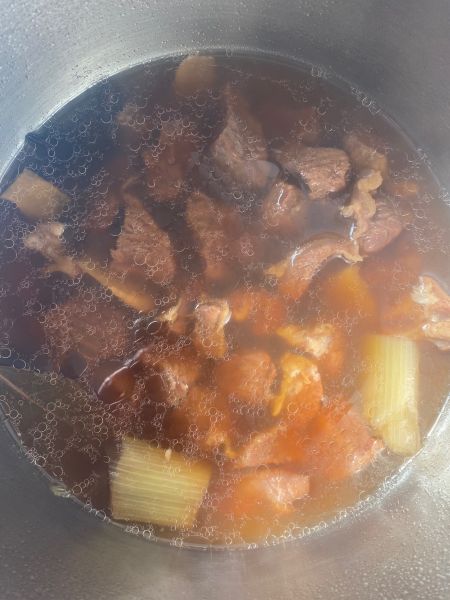 红烧羊肉炖胡萝卜土豆的做法操作步骤第8步：加入适量清水，高压锅炖煮20分钟至羊肉熟透