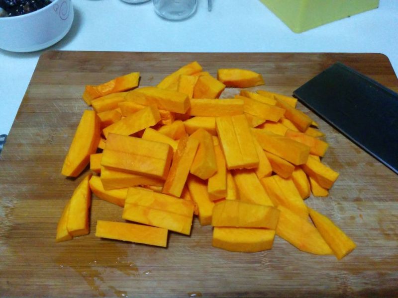 咸蛋黄焗南瓜的做法操作步骤第2步：切成宽度约为1cm的长条状