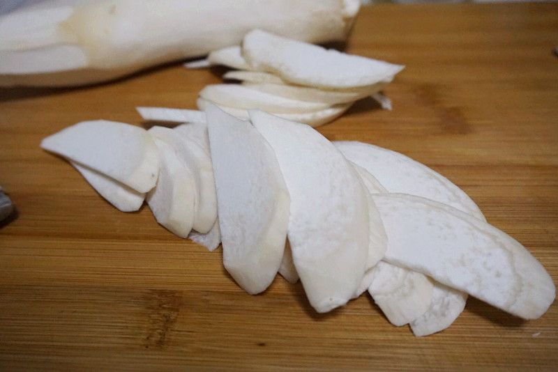 干锅杏鲍菇的做法操作步骤第1步：杏鲍菇洗净切片。