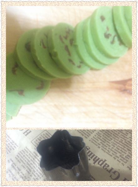抹茶蔓越曲奇饼干的做法操作步骤第11步：切成约0.5厘米厚的片，用模具压出花型。