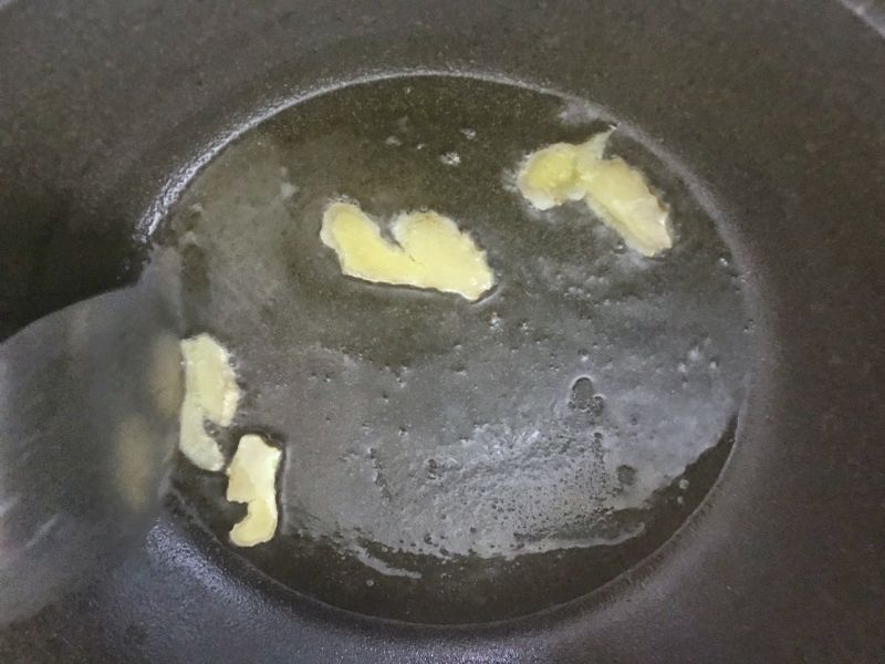鲫鱼豆腐汤的做法操作步骤第2步：大火锅热后倒油，把姜片放入翻炒几下。