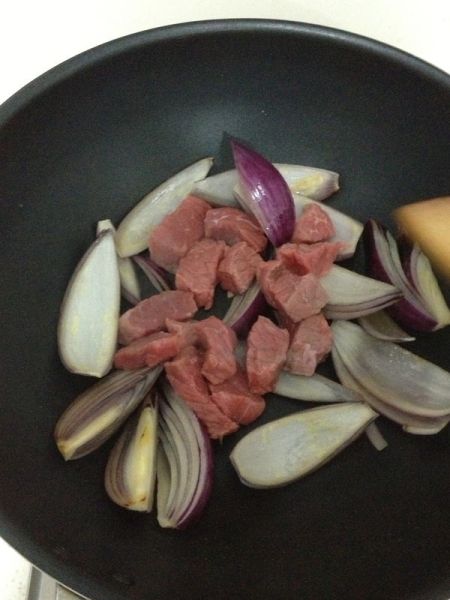 罗宋汤的做法操作步骤第2步：锅里放黄油，洋葱爆香后加入牛肉。