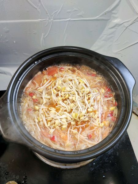 番茄滑肉的做法操作步骤第12步：等汤底煮开之后，再放入豆芽！