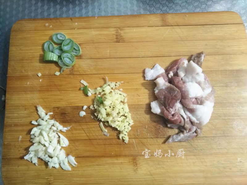 土豆烧菜花的做法操作步骤第3步：猪肉切片，葱切葱花、姜切末，大蒜拍扁后剁成蒜末