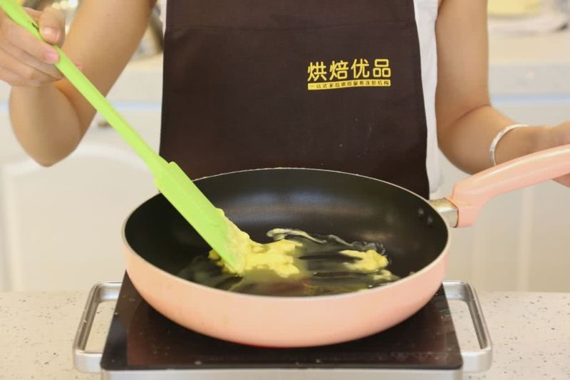 花生牛轧糖的做法操作步骤第2步：不粘锅中加入黄油小火加热至融化