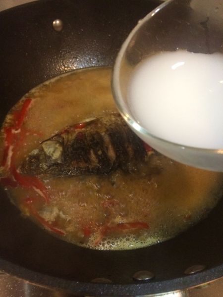 红烧鲫鱼的做法操作步骤第8步：调小半碗生粉水倒入锅内收汁，洒上青葱碎装盘。  再将洗好的青菜炒好就可以开饭咯