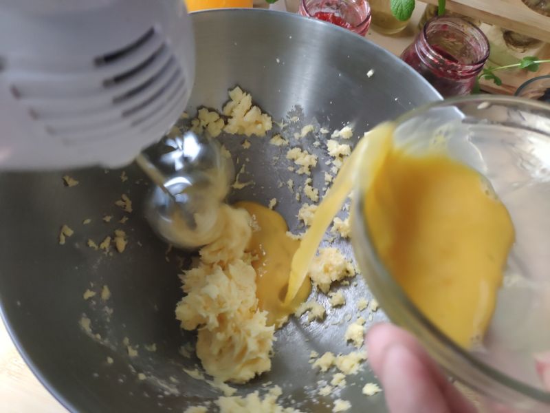 酥饼的做法操作步骤第3步：分次少量加入蛋液