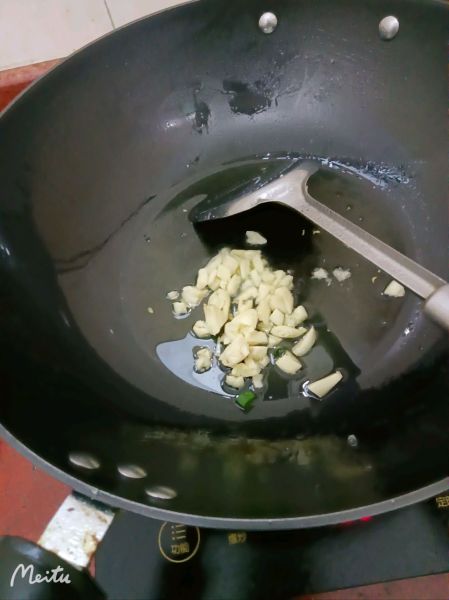 黄豆焖茄子的做法操作步骤第8步：另起油锅，油锅七成热，倒入蒜沫，煸香