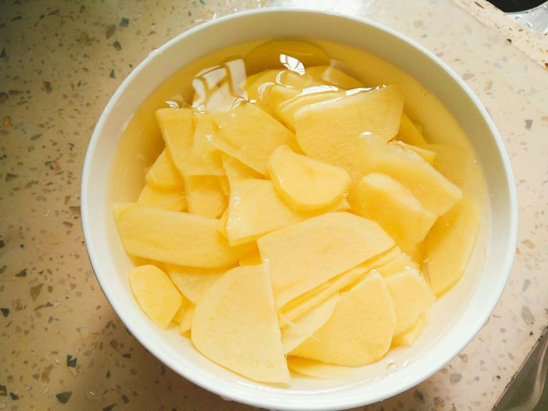 干锅土豆片的做法操作步骤第2步：在自来水下清洗两遍，再放在水里浸泡