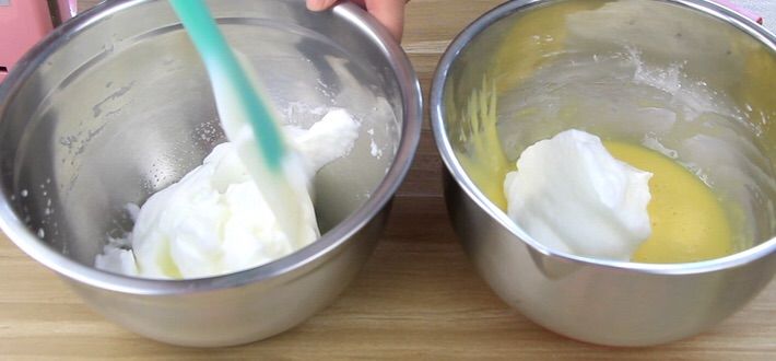 牛奶蜂蜜蛋糕的做法操作步骤第7步：打发好的蛋清分三次加入到面糊中用刮刀搅拌均匀，注意不要画圈，采用切拌的方式，防止消泡。