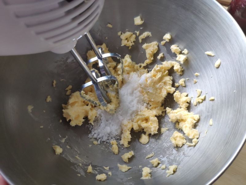 酥饼的做法操作步骤第2步：黄油加糖粉打发