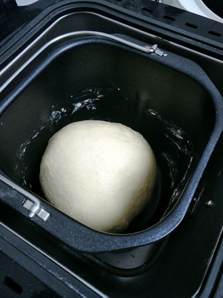 黄油面包的做法操作步骤第2步：按和面20分钟，加入黄油，再和面20分钟。